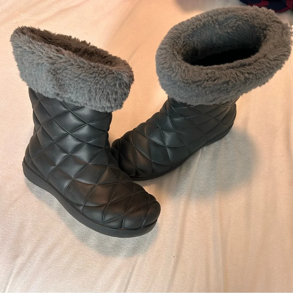 Crocs Black & Gray Lined Furry Winter Rain Boots​ Slip On Sz 6 Waterproof Fall